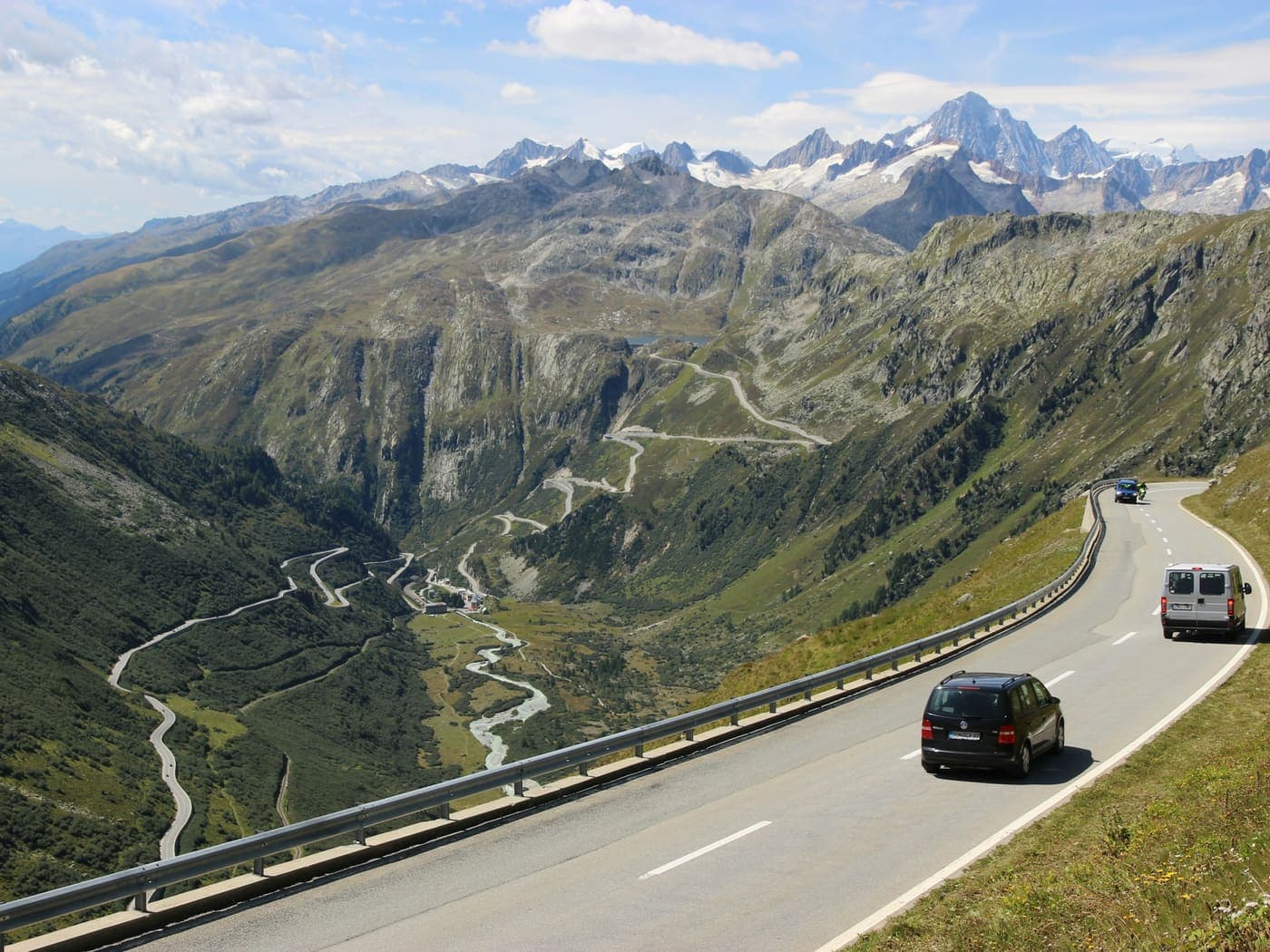 Vehículo subiendo por un camino de tierra de montaña