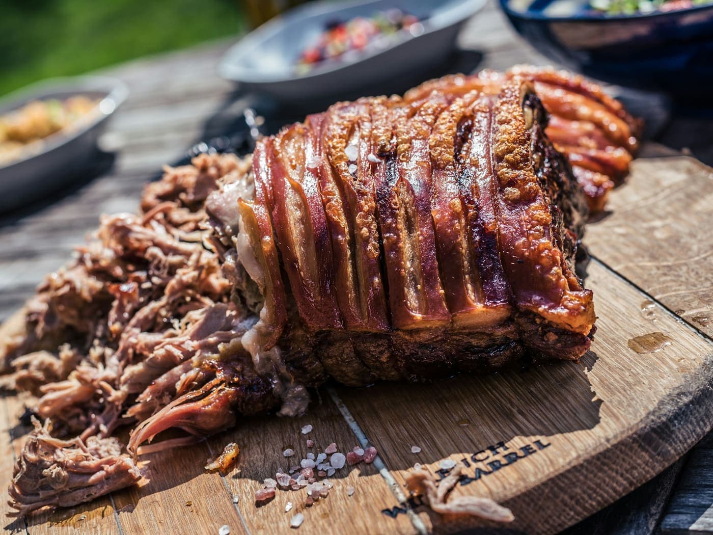Carne asada servida sobre una tabla de madera